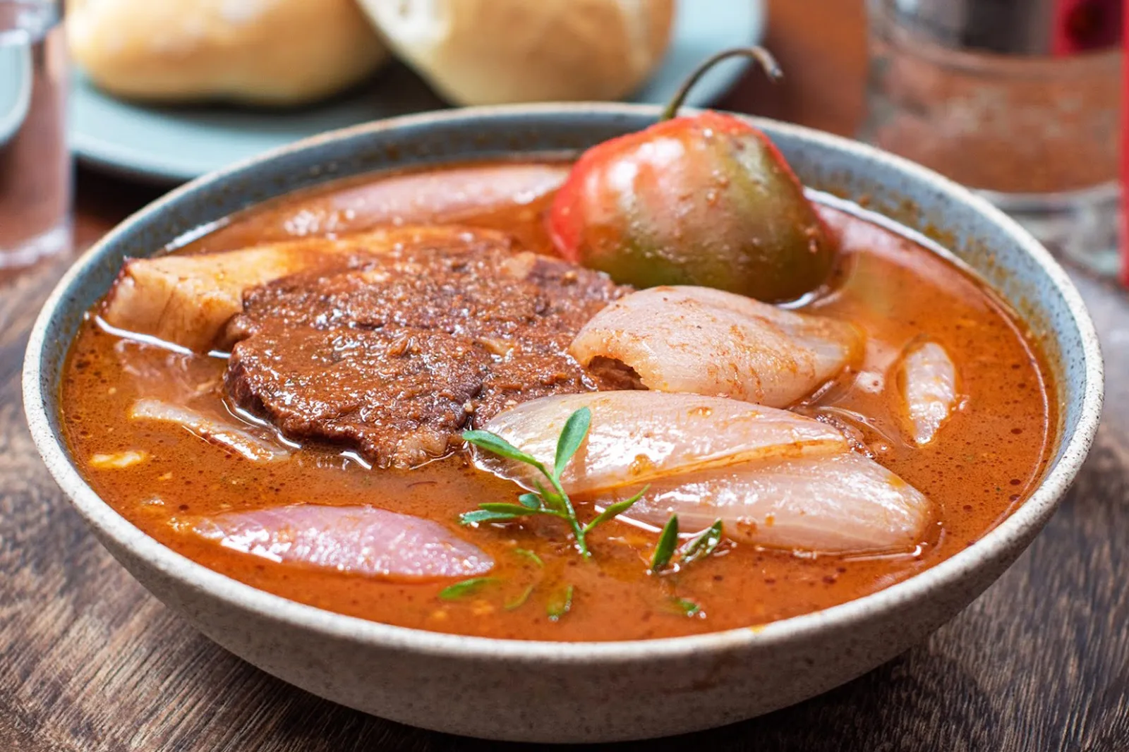 Adobo arequipeño servido en una picantería tradicional