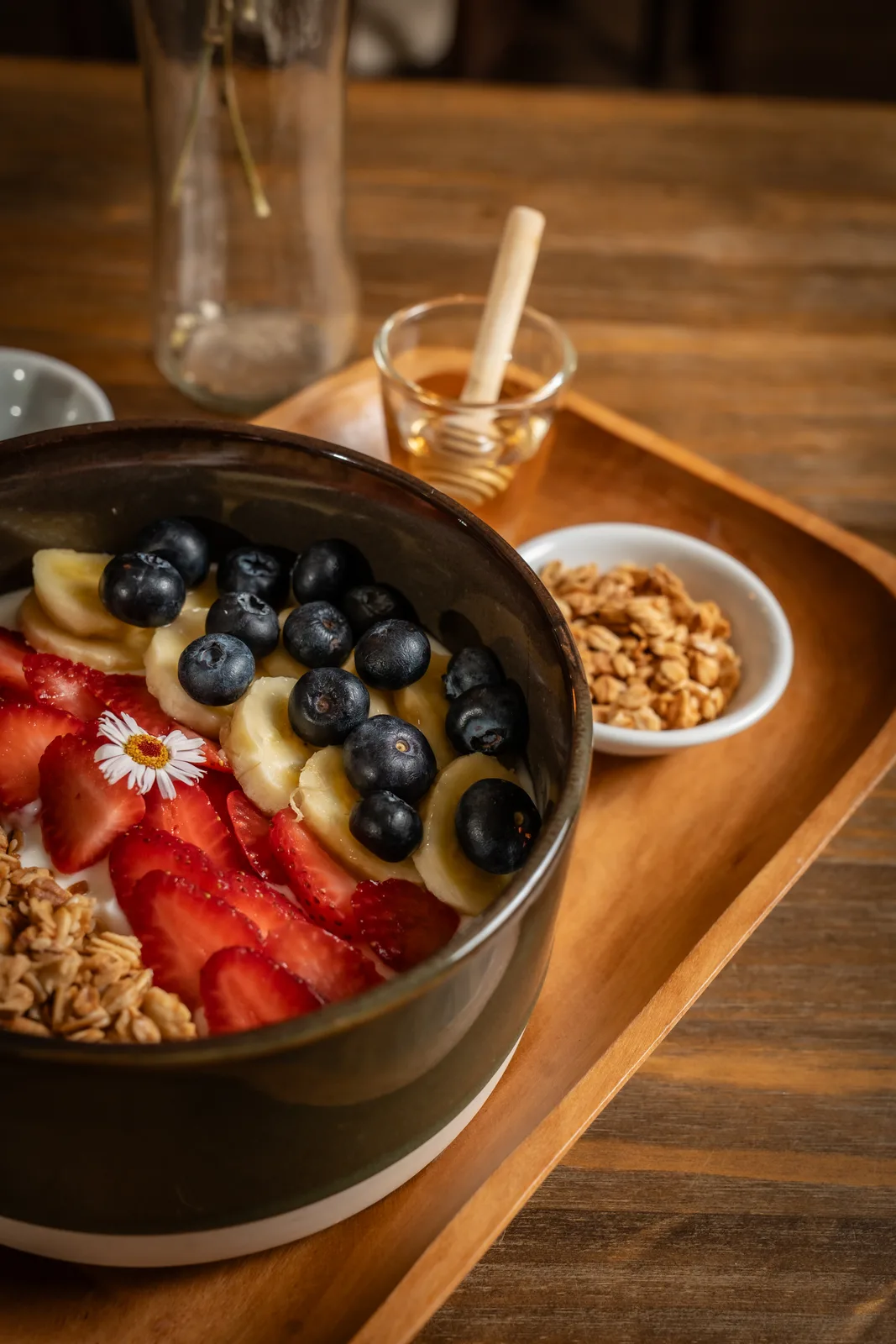 Bowl de yogur con frutas frescas servido en Pictórica
