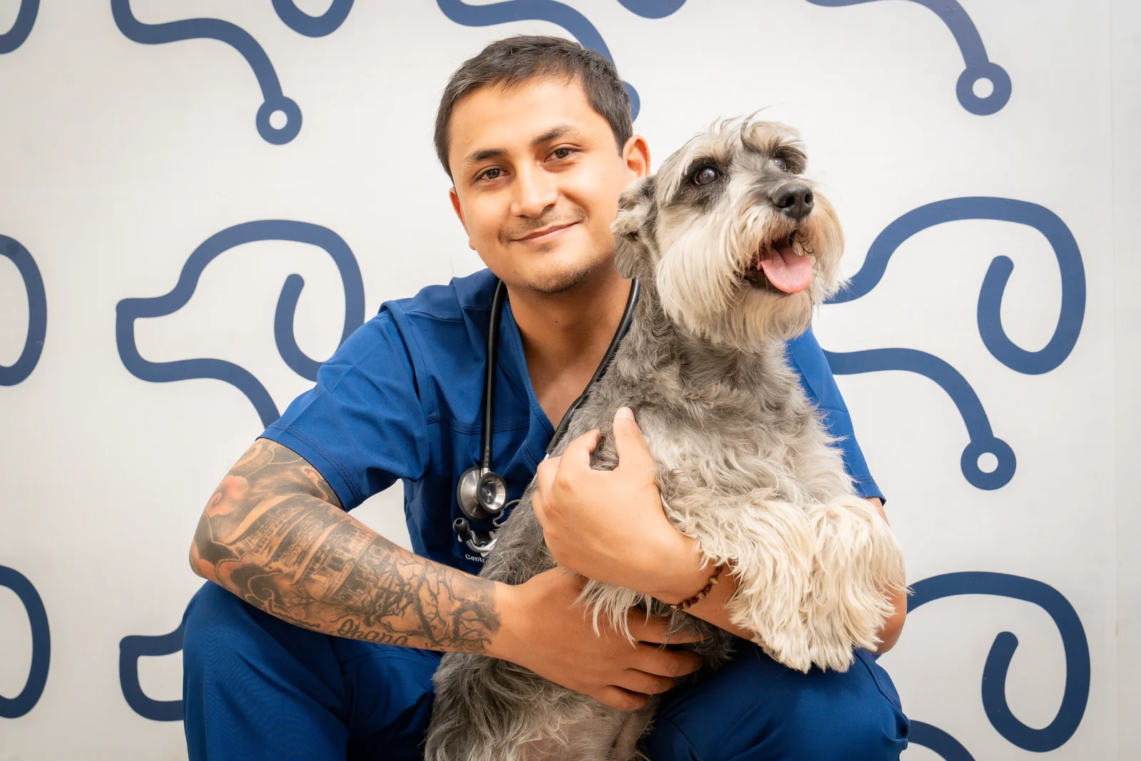 Veterinario de Alpha Vet con una mascota en brazos