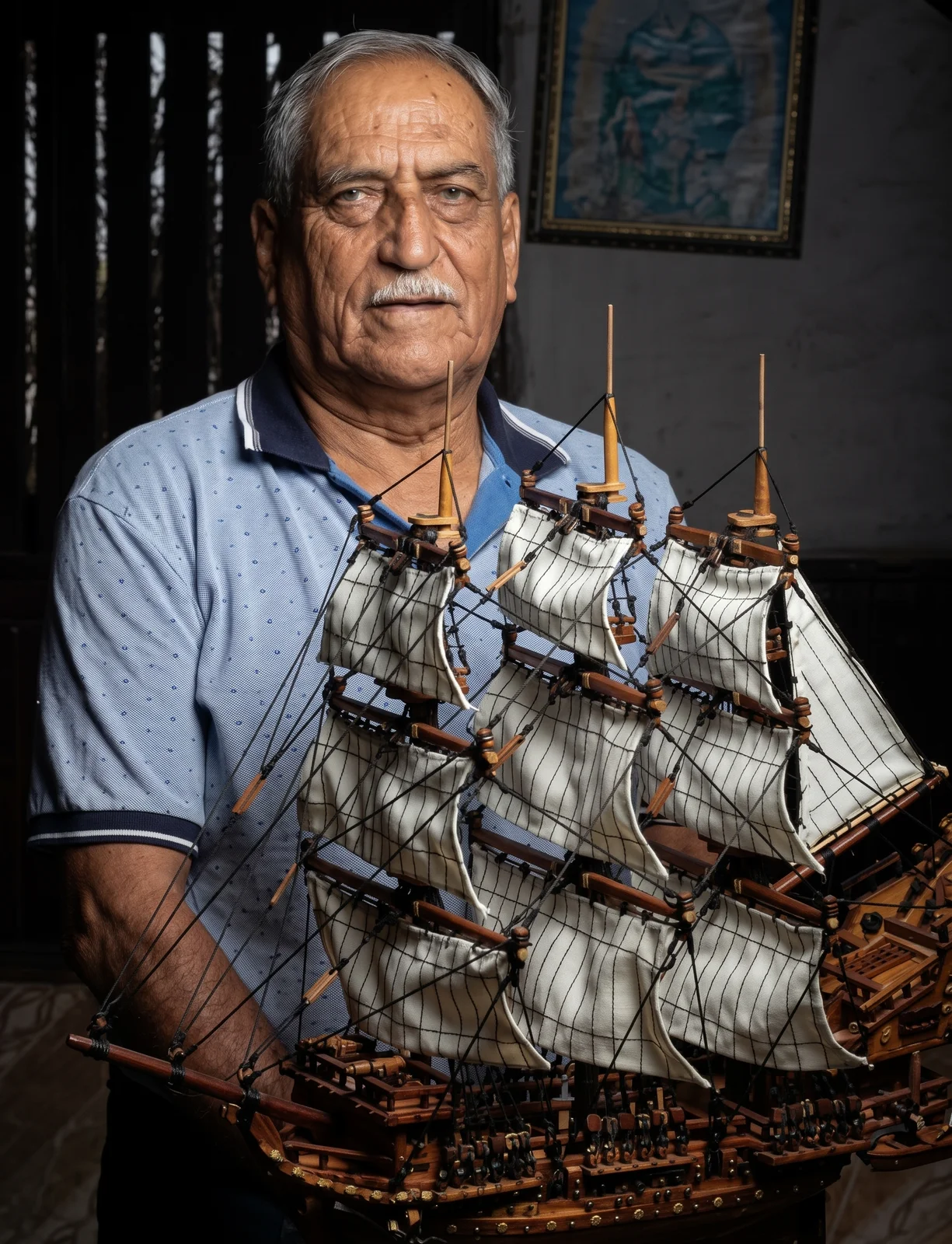 Luis Alberto Delgado junto a uno de sus galeones tallados
